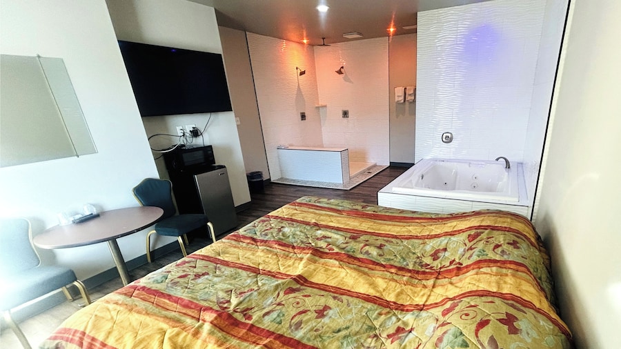 The Queen B Motel, Detroit-Warren