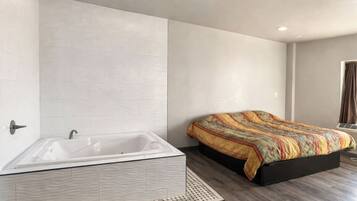 Habitación, 1 cama King size, para no fumadores, hidromasaje | Escritorio, wifi gratis y ropa de cama