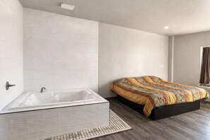 Desk, free WiFi, bed sheets - The Queen B Motel, Detroit-Warren (Warren)