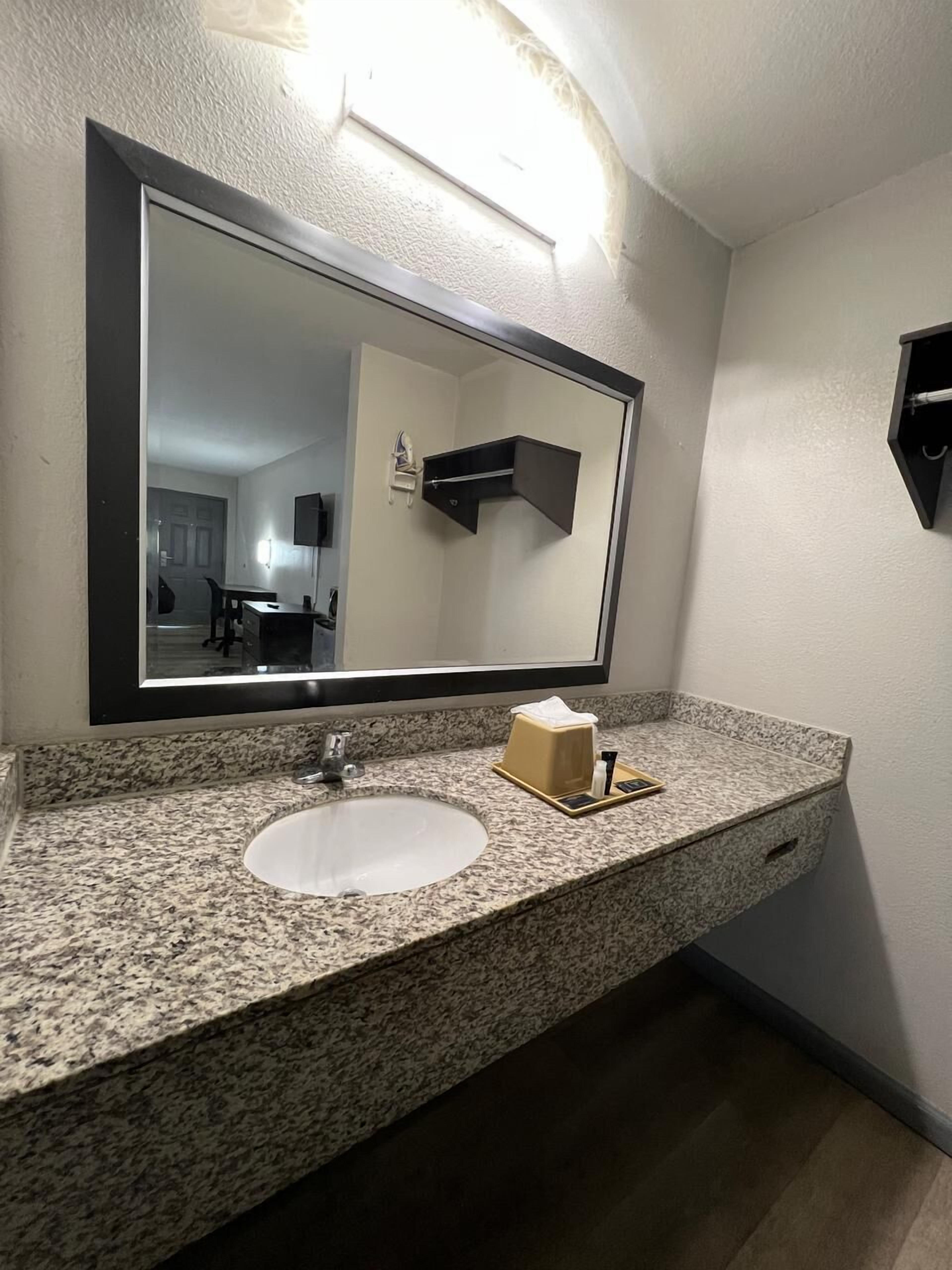 Quarto, 2 camas de casal, para não fumantes | Banheiro