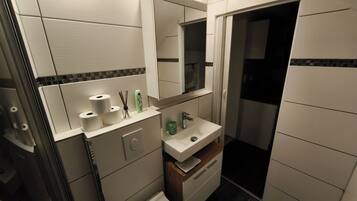 Sèche-cheveux, serviettes fournies, savon, papier toilette