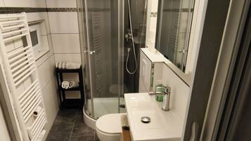 Secador de pelo, toallas, jabón y papel higiénico