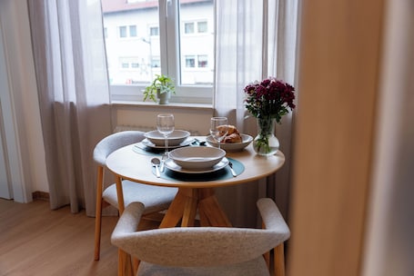 お食事. SALI | Design Studio Apartment in the center of Trossingen