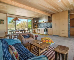 Living area - Sylvestre at Masseria Morongo -Desert Retreat - Cowboy Pool, Soaking Tub & Views (Morongo Valley)