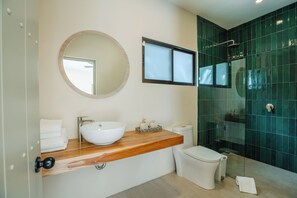 Shower, towels, soap, toilet paper - Greek Style House surrounded by Nature in Nosara (Nosara)