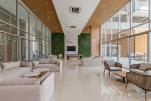 A spacious lobby with a billiards table, comfortable seating, and large windows. - U-GO Delventto - Pozos Colorados (Santa Marta)