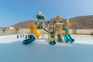 A water play area with slides and a climbing structure. - U-GO Delventto - Pozos Colorados (Santa Marta)