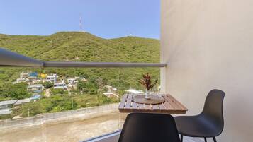 Apartment | Outdoor dining