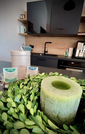 Jääkaappi, uuni, liesi, astianpesukone