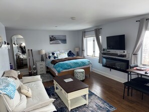 1 quarto, ferros/tábuas de passar roupa, berço de viagem