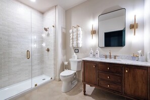 Douche, articles de toilette écologiques, sèche-cheveux