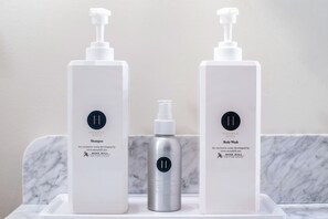 Douche, articles de toilette écologiques, sèche-cheveux