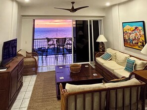 Living area - Cozy Mexican-style oceanfront apartment located 5min away from PVs main scene. (Puerto Vallarta)