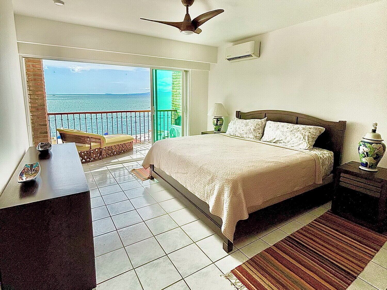 Tabla de planchar con plancha, internet y ropa de cama 