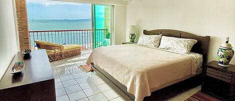 Tabla de planchar con plancha, internet y ropa de cama