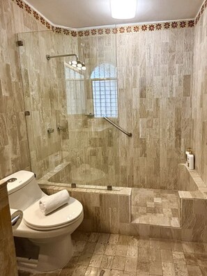 Hair dryer, towels, soap, toilet paper - Cozy Mexican-style oceanfront apartment located 5min away from PVs main scene. (Puerto Vallarta)