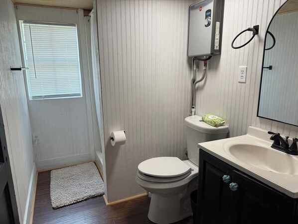 Shower, hair dryer, towels, soap - Cozy Hillside Cabin - Charming 1-bedroom tiny house cabin on a peaceful hill.  (Clanton)