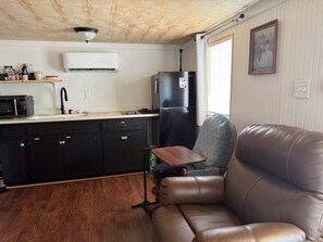 Smart TV - Crab Shack - Charming 1-bedroom tiny house cabin on a peaceful hill. Sleeps 3. (Clanton)