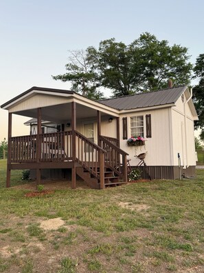 Exterior - Cozy Hillside Cabin - Charming 1-bedroom tiny house cabin on a peaceful hill.  (Clanton)