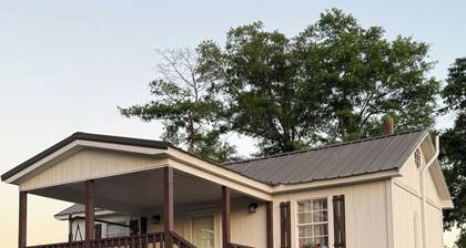 Cozy Hillside Cabin - Charming 1-bedroom tiny house cabin on a peaceful hill.