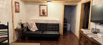 Cozy Hillside Cabin - Charming 1-bedroom tiny house cabin on a peaceful hill. 