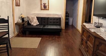 Cozy Hillside Cabin - Charming 1-bedroom tiny house cabin on a peaceful hill.