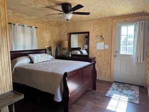 1 bedroom, iron/ironing board, WiFi, bed sheets - Crab Shack - Charming 1-bedroom tiny house cabin on a peaceful hill. Sleeps 3. (Clanton)