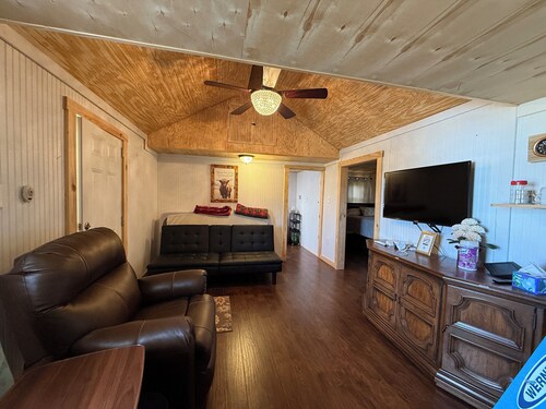 Crab Shack - Charming 1-bedroom tiny house cabin on a peaceful hill. Sleeps 3.