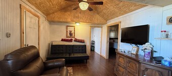 Crab Shack - Charming 1-bedroom tiny house cabin on a peaceful hill. Sleeps 3.
