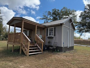 Exterior - Crab Shack - Charming 1-bedroom tiny house cabin on a peaceful hill. Sleeps 3. (Clanton)
