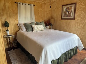 1 bedroom, iron/ironing board, WiFi, bed sheets - Cozy Hillside Cabin - Charming 1-bedroom tiny house cabin on a peaceful hill.  (Clanton)