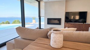 Smart TV y chimenea