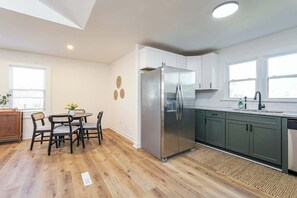 Unclassified image, 2 of 20, button - Queen’s Quarters! 6BR 3B Near Atrium Health & WFU (Winston-Salem)