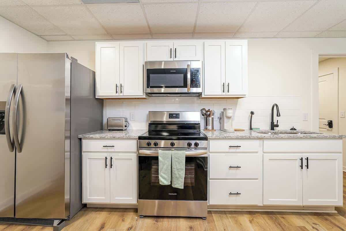 Réfrigérateur, micro-ondes, four, plaque de cuisson