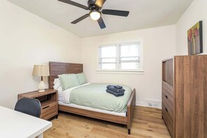 6 bedrooms, iron/ironing board, WiFi, bed sheets - Queen’s Quarters! 6BR 3B Near Atrium Health & WFU (Winston-Salem)