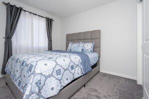 3 slaapkamers, een strijkplank/strijkijzer, wifi, beddengoed