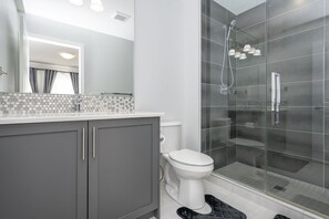 Shower, jetted bath, hair dryer, towels - 3 BEDROOM TOWNHOUSE IN YORKVILLE (Calgary)