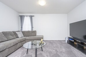 Living area - 3 BEDROOM TOWNHOUSE IN YORKVILLE (Calgary)