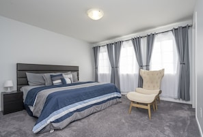 3 bedrooms, iron/ironing board, WiFi, bed sheets - 3 BEDROOM TOWNHOUSE IN YORKVILLE (Calgary)