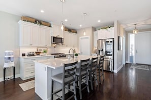 Private kitchen - The View 4 Bedroom 3 Bath Pool and Hot Tub (Lake Country)