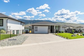 Exterior - The View 4 Bedroom 3 Bath Pool and Hot Tub (Lake Country)