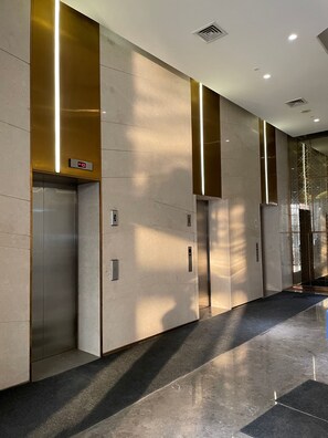A modern elevator area with metallic doors and a digital display indicating the floor. - OnlyStay Villa Vista Supernova (Noida)