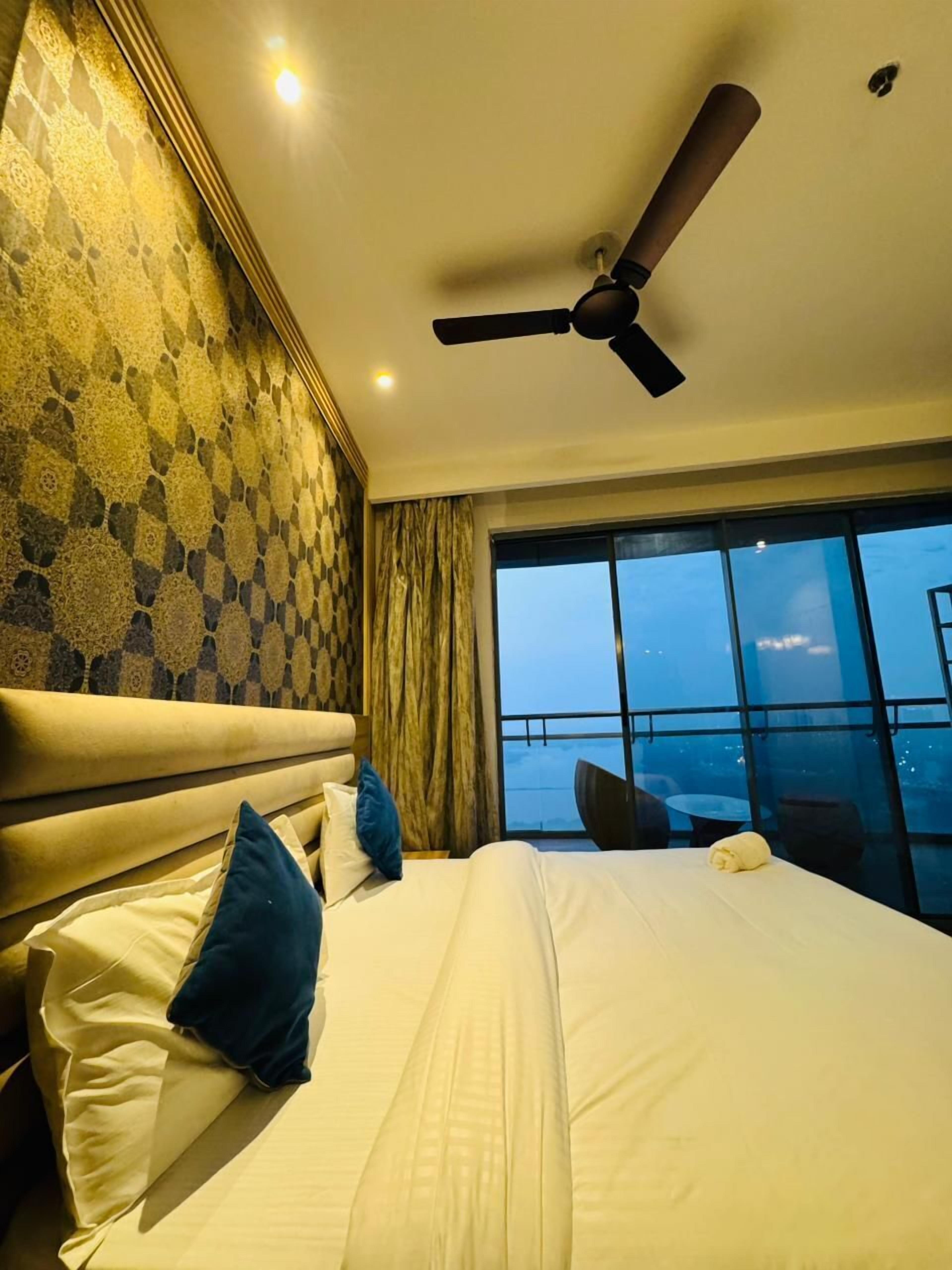 Suite estudio de lujo, vista a la ciudad | Escritorio, espacio para trabajar con laptop y wifi gratis 