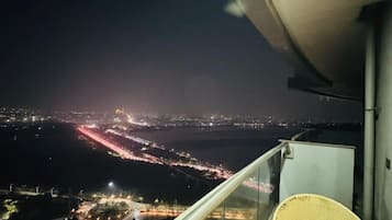 Suite estudio de lujo, vistas a la ciudad | Escritorio, espacio para trabajar con un portátil, wifi gratis