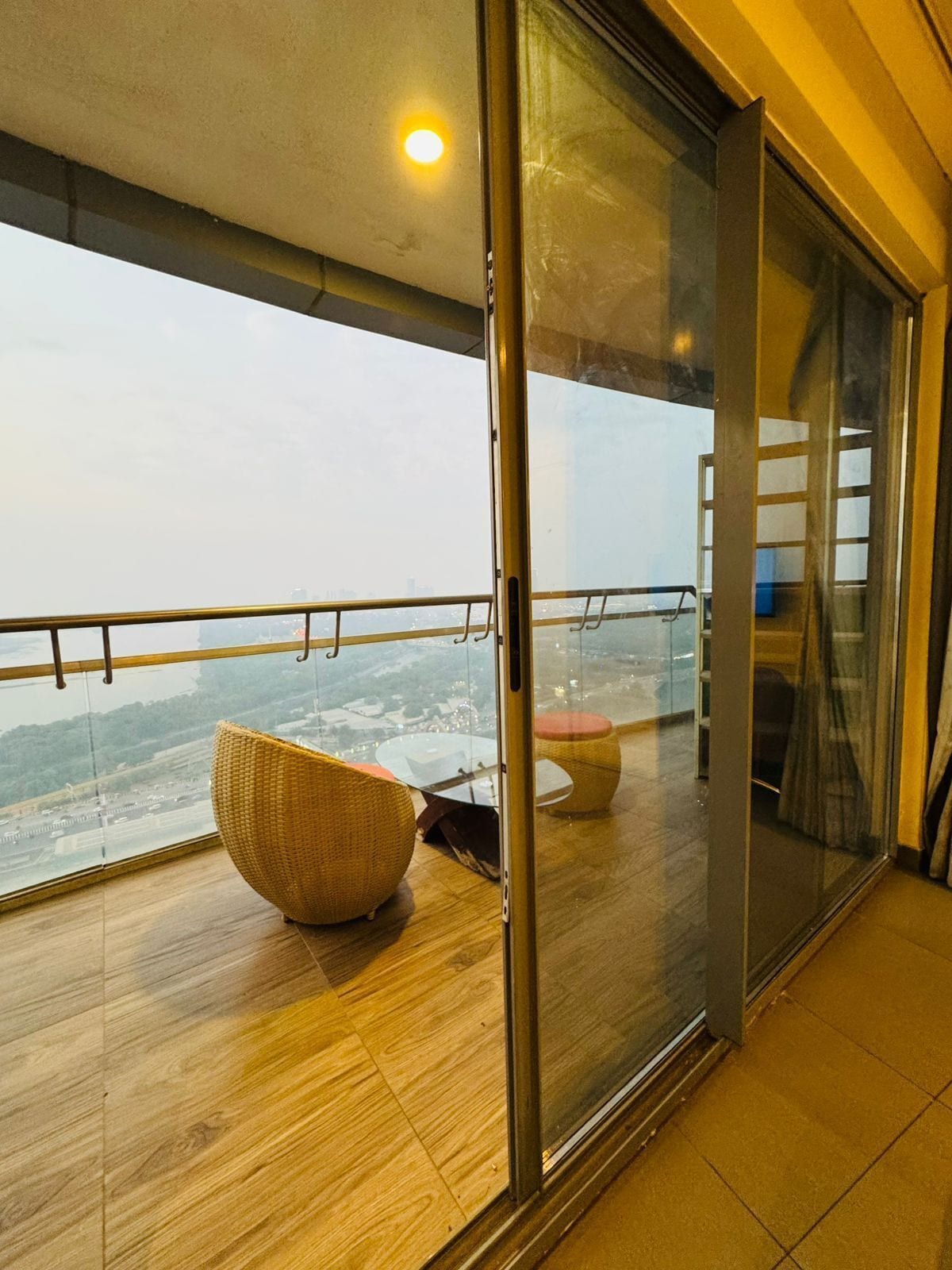 Luxury Studio Suite, City View | Living area