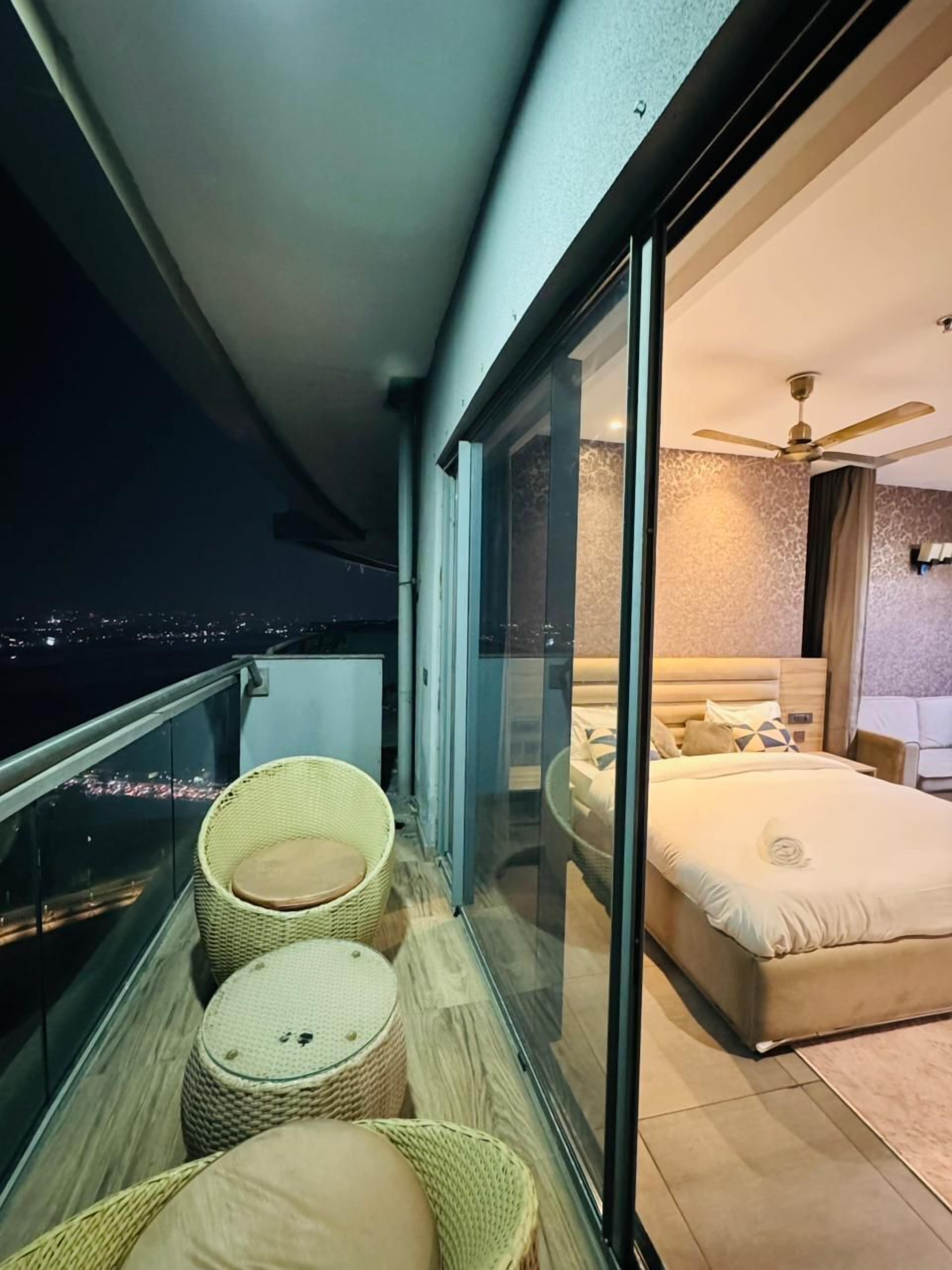 Luxury Studio Suite, City View | Living area