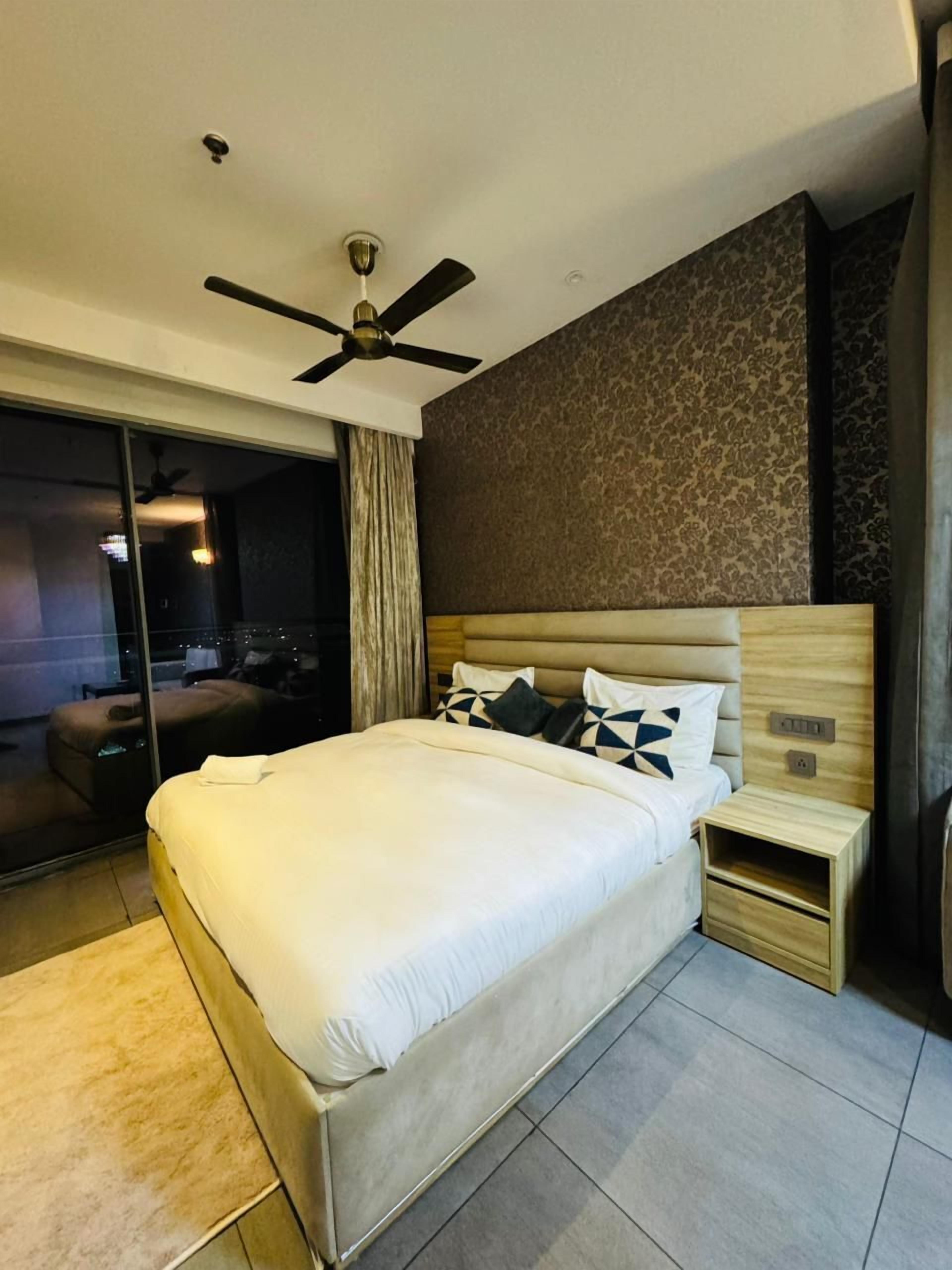 Studio Suite Cao cấp, quang cảnh thành phố | Bàn, khu vực làm việc phù hợp cho laptop 
