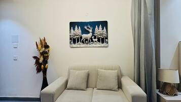 Luxury Studio Suite, City View | Living area