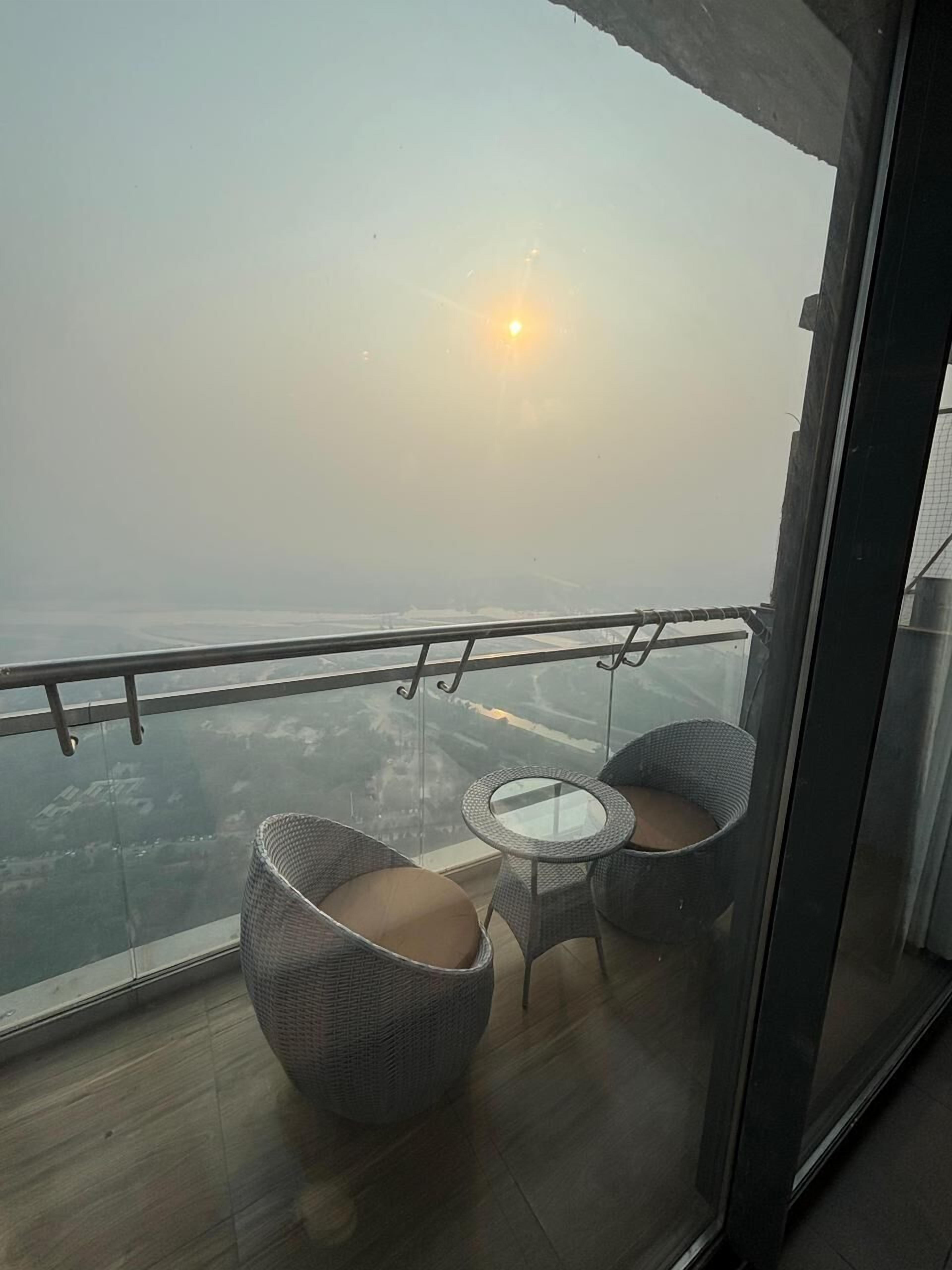 Luxury Studio Suite, City View | Living area