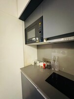 Frigobar, microondas, utensilios de cocina